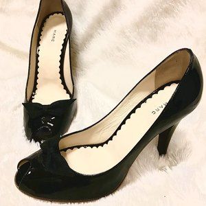 Marc Jacobs black paten leather pump with bow